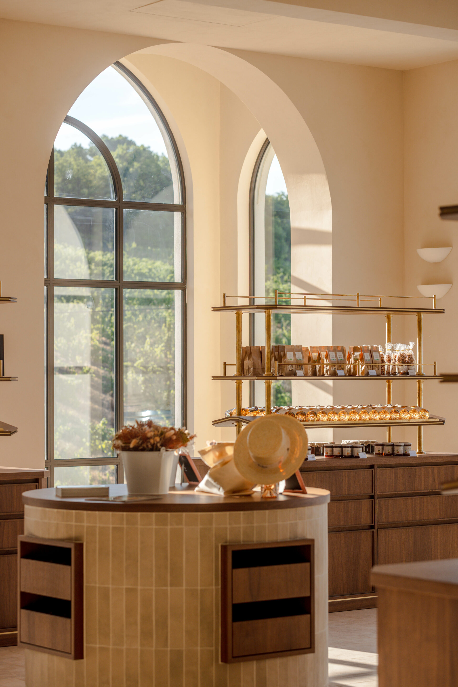 Table de présentation en bois avec objets décoratifs dans une cave à vin à l’architecture voûtée