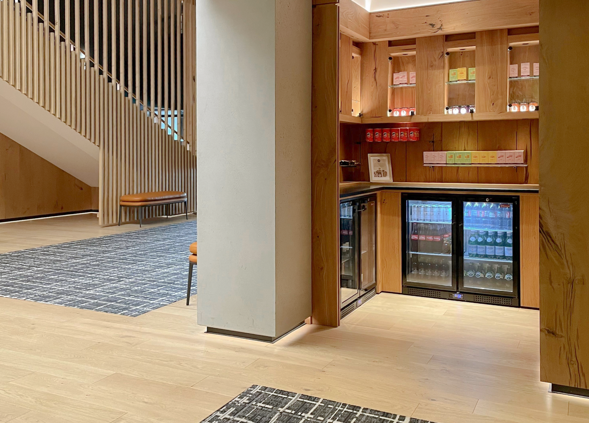 Vitrine d’hôtel avec menuiserie bois sur mesure, et étagères de présentation en verre