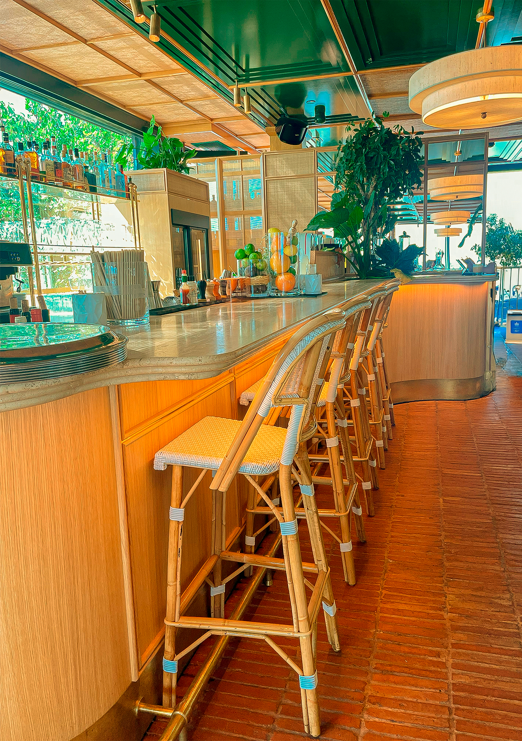 zoom sur un bar en bois arrondi