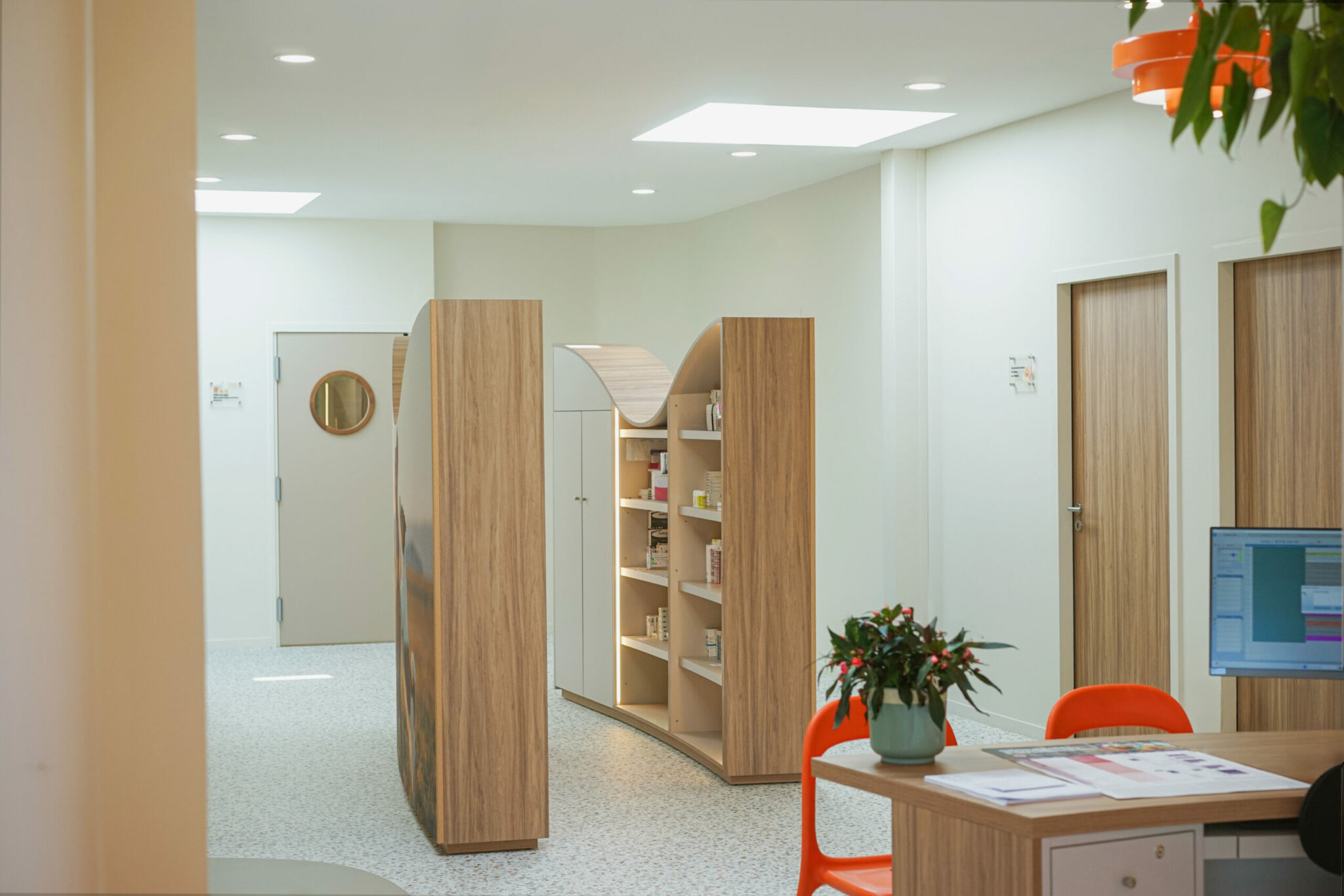 Deux meubles de clinique vétérinaire courbée sur mesure