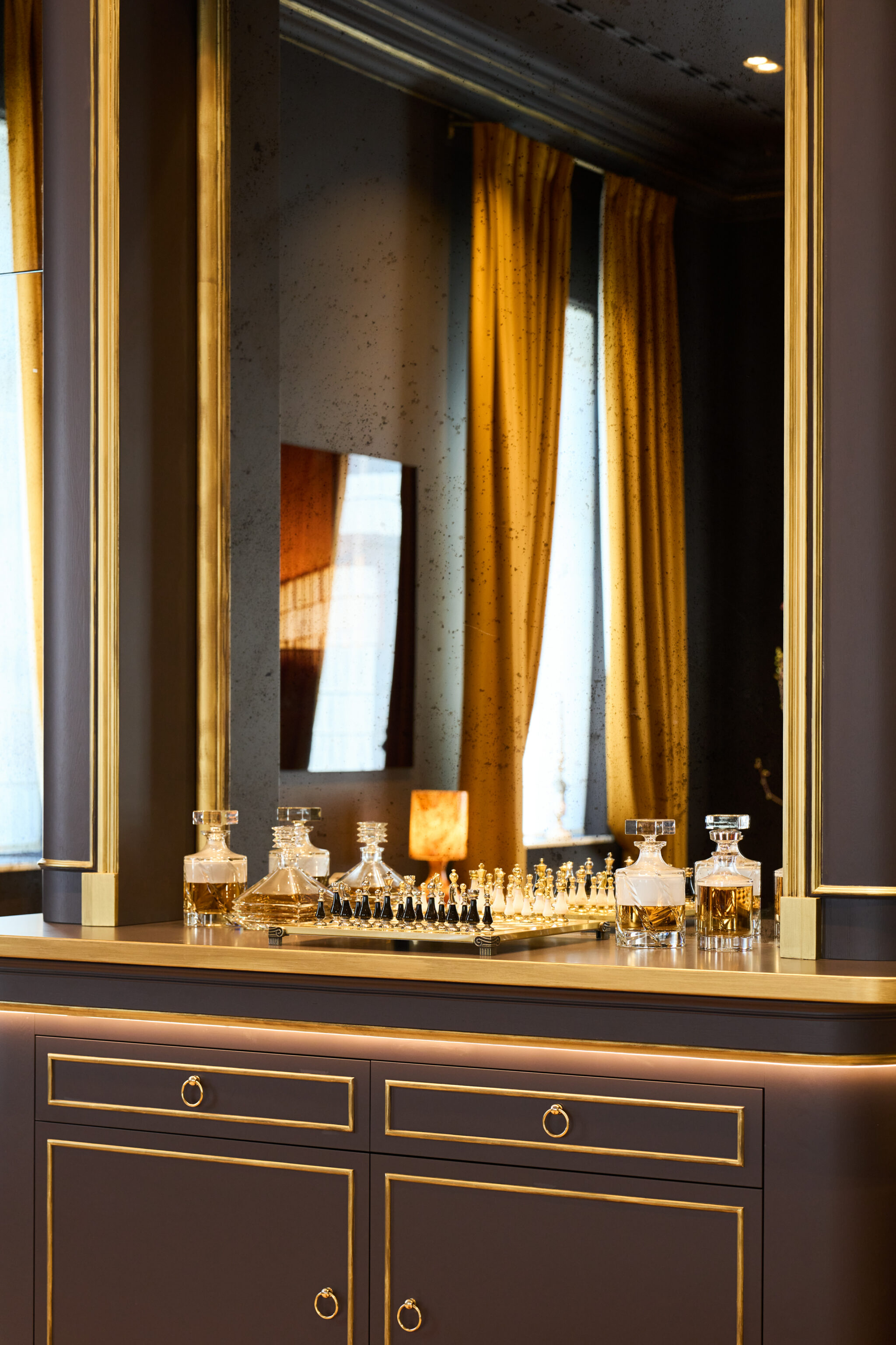 Console en bois sur mesure avec détails en laiton et rideaux textile dans un salon