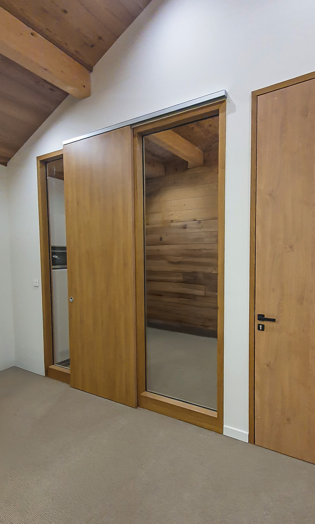 Détails de la clinique sur fenêtre et mur en bois créant une ambiance chaleureuse adaptée au médical