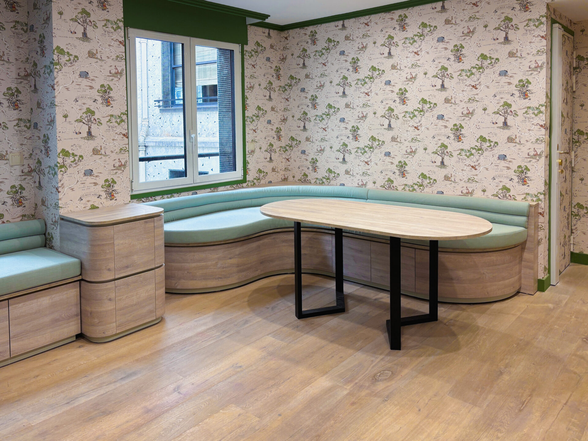 salle de jeu avec banquette d'angle et table